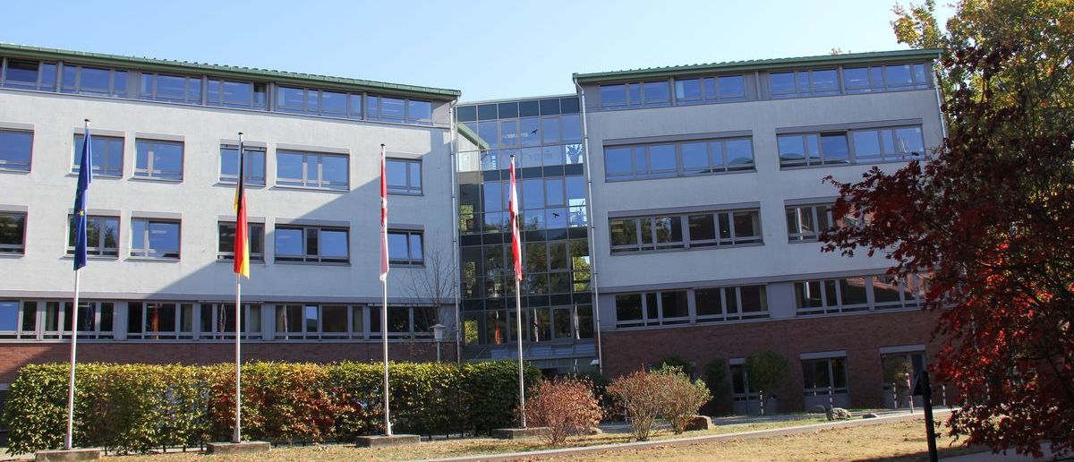 LSG BB Frontansicht Landessozialgericht mit Eingangsbereich